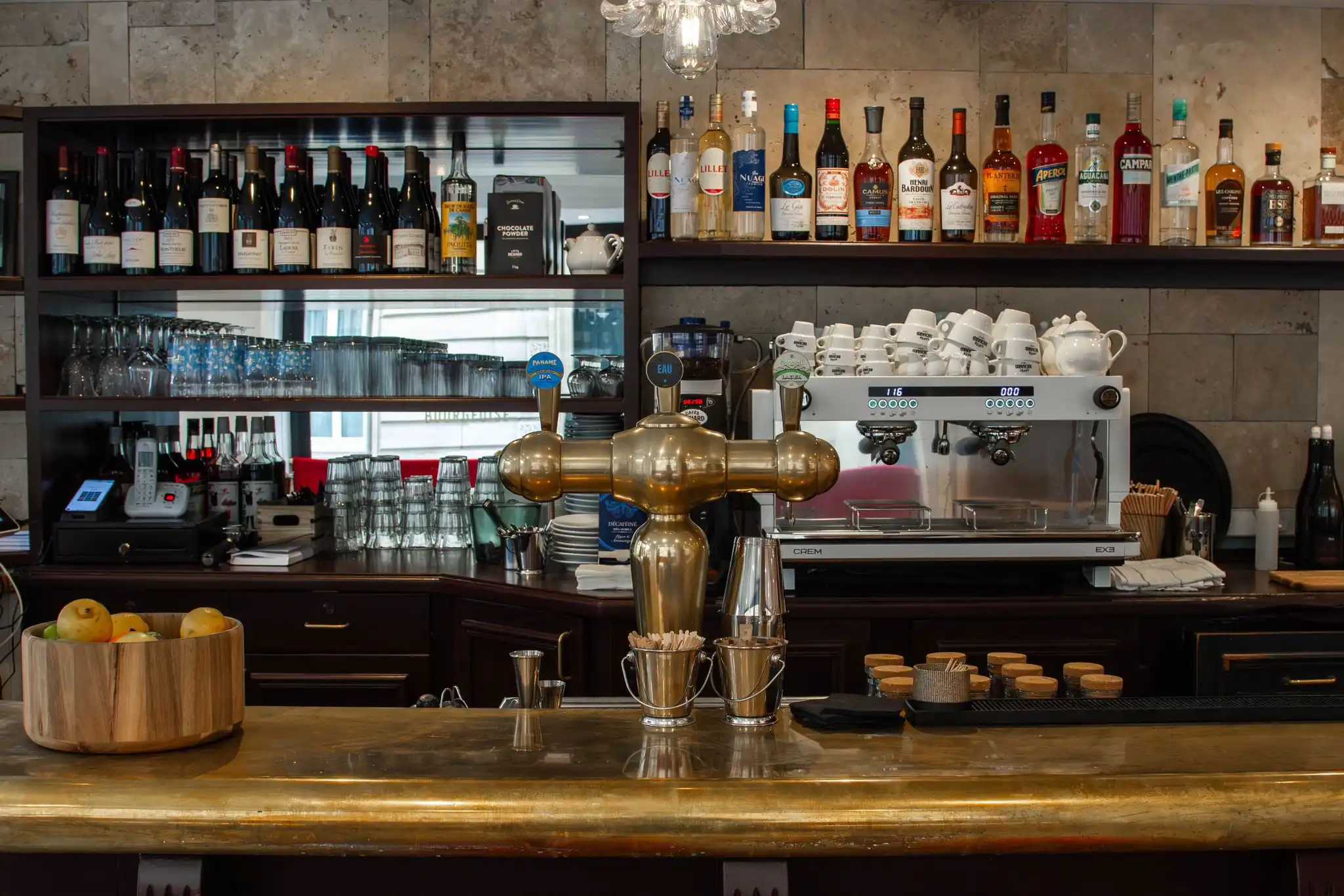 Bar du Café d'Ithaque, brasserie méditerranéenne rue Barbet de Jouy Paris 7ème