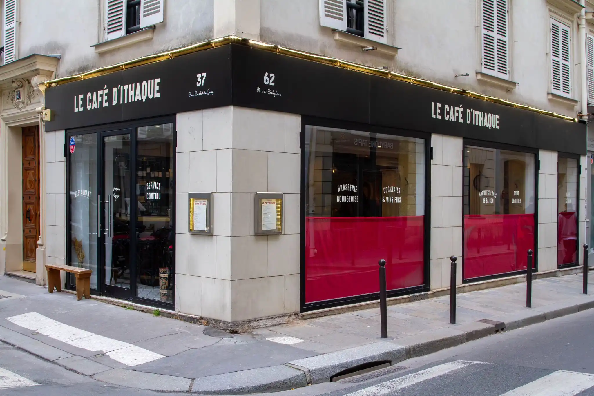 Devanture du Café d'Ithaque, 37 rue Barbet de Jouy Paris 7ème