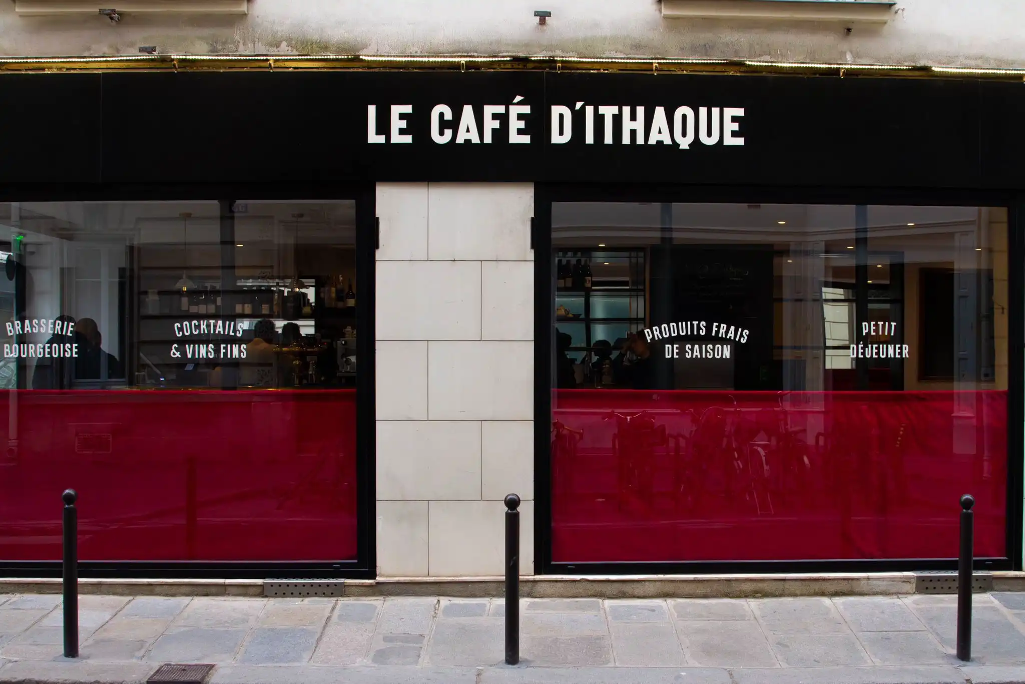 Façade extérieure du Café d'Ithaque, brasserie méditerranéenne Paris 7ème