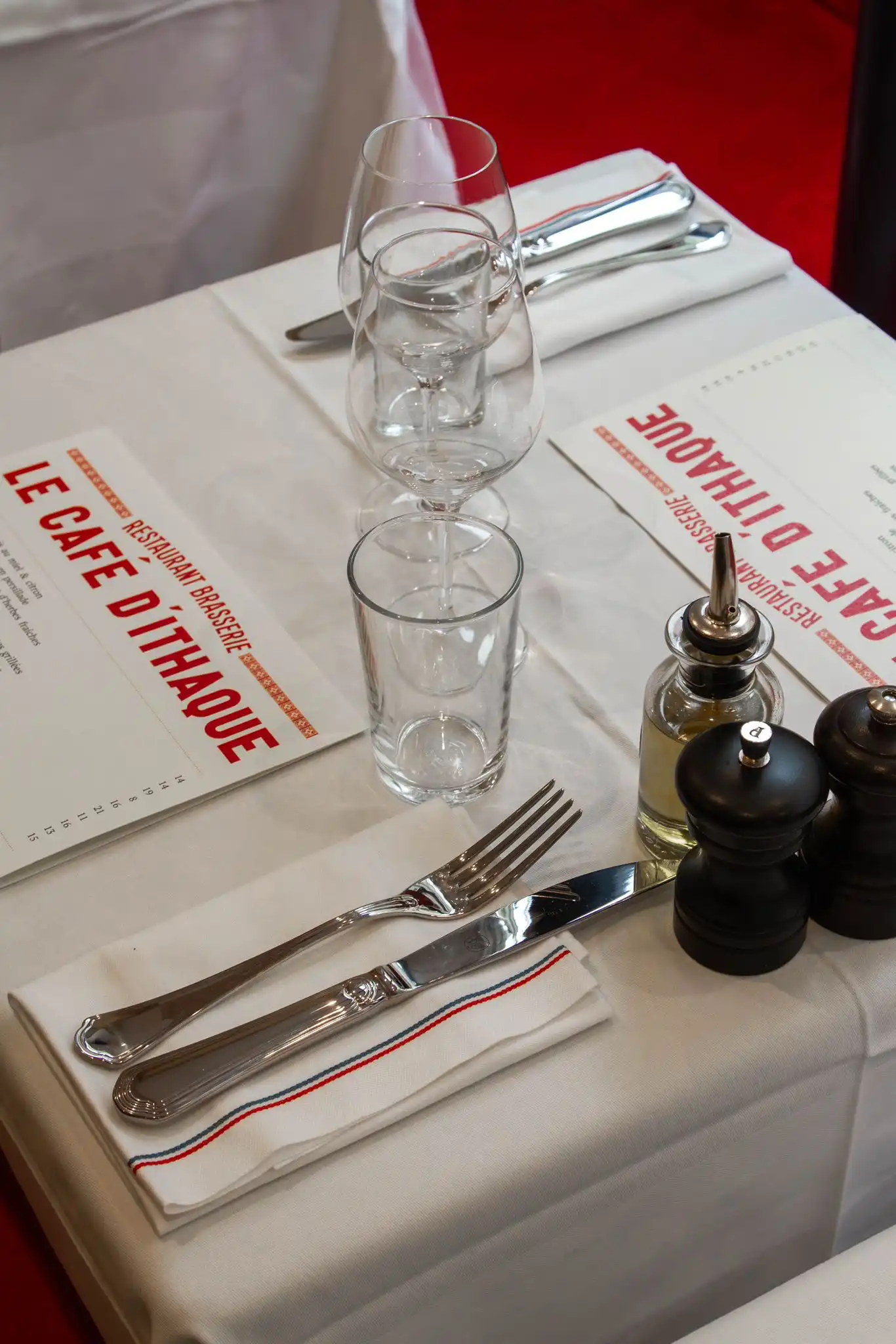 Table dressée vue de dessus au Café d'Ithaque, restaurant méditerranéen Paris 7ème