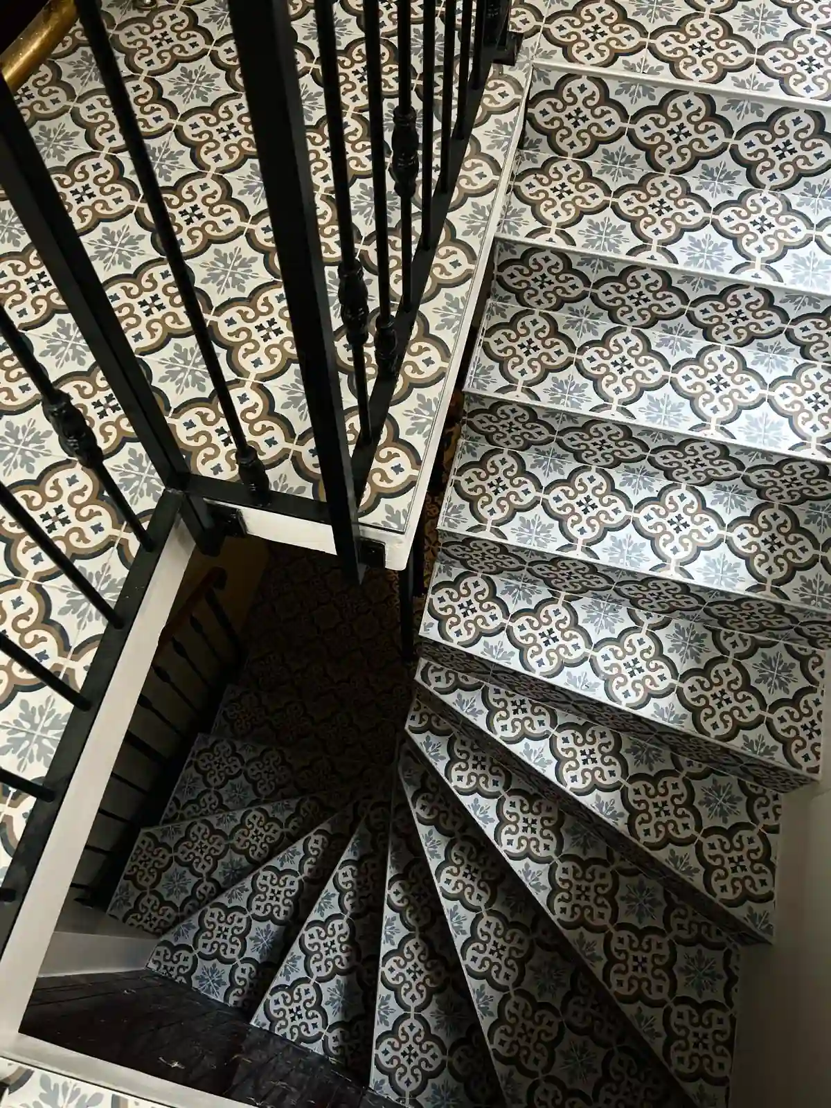 Escalier en mosaïque du Café d'Ithaque, décoration intérieure restaurant Paris 7ème