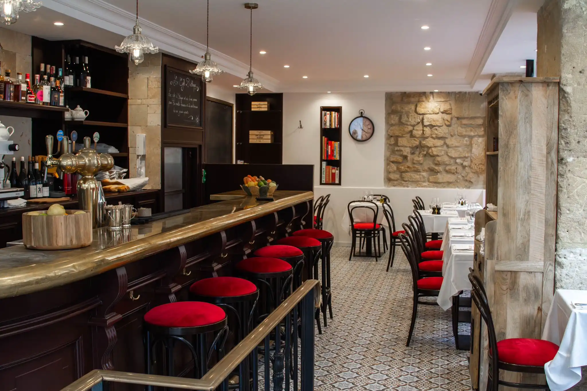 Salle du restaurant Le Café d'Ithaque, brasserie méditerranéenne Paris 7ème