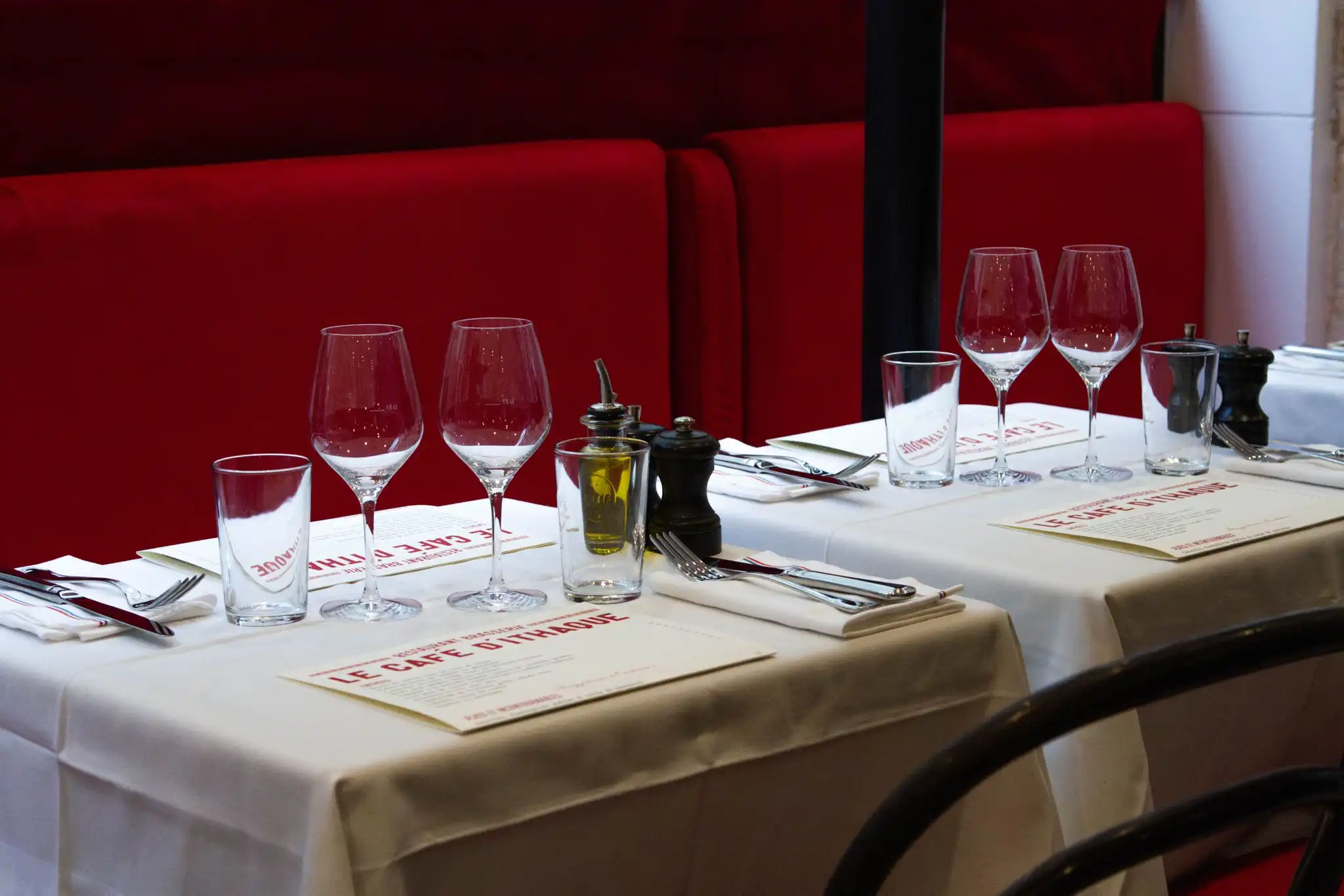 Tables en salle du Café d'Ithaque, vue intérieure restaurant Paris 7ème